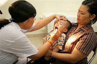 Cách phòng viêm đường hô hấp trên cho trẻ khi chuyển mùa