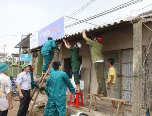 Miền Trung căng mình chống bão