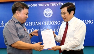 Thứ trưởng Đỗ Quý Doãn nhận Huân chương độc lập hạng Ba