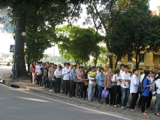 Người dân kiên nhẫn xếp hàng vào viếng Đại tướng