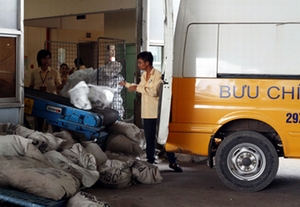 Miễn cước bưu kiện, thư chuyển tiền ủng hộ đồng bào lũ lụt