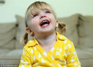  Clip chúc mừng sinh nhật mẹ &quot;gây sốt&quot; của cô bé 2 tuổi