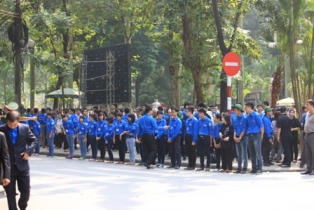 Rung động thanh niên tình nguyện quì xuống đường