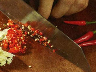 Cách đơn giản không bị &quot;cay&quot; khi cắt ớt