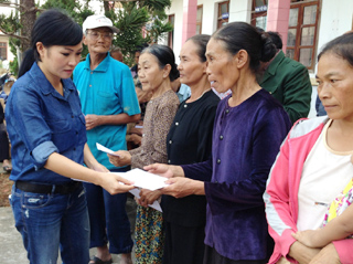 Vắng Siu Black, Phương Thanh đi miền Trung tặng quà