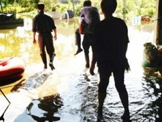 Sợ hỏng giày, quan cưỡi lưng dân đi thị sát lũ lụt