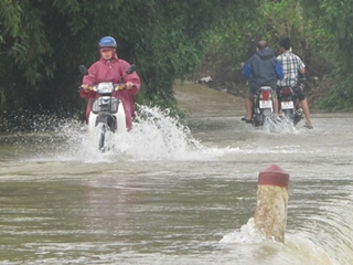 Quảng Bình: 2 cô giáo tiểu học bị lũ cuốn trôi