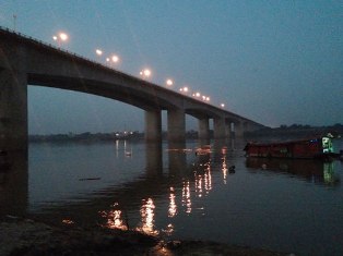 Đội lặn đã tạm dừng việc tìm xác