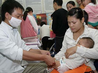 32 trẻ nhập viện vì tiêm vắcxin là &quot;bình thường&quot;?