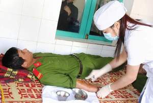 Dùng gậy đánh người, tấn công cảnh sát