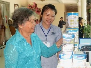 Vinamilk tư vấn chăm sóc sức khoẻ cho Người cao tuổi Đồng Nai