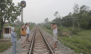 Nằm trên đường ray, 2 thanh niên bị tàu hỏa đâm chết