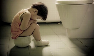 Vì sao trẻ bị táo bón?