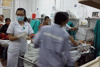 Tàu hỏa tông taxi, 9 người thương vong