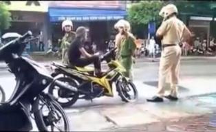 Dân bao vây chửi bới hành hung công an