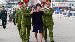 Khoét thủng tường trại giam, che giấu bằng cơm trộn vữa