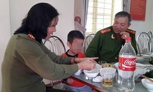 Bé trai khóc ròng vì bị bố bỏ quên ở cây xăng