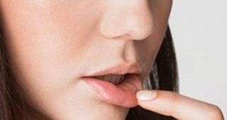 Làm gì khi bị loét miệng?