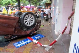 &quot;Quý bà&quot; điều khiển xe Venza gây tai nạn liên hoàn