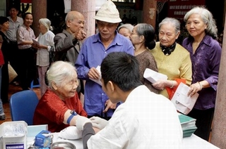 Lưu ý phòng bệnh cho người già khi trời lạnh