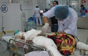 Cô gái bị kẻ cuồng yêu chém dã man rồi tạt dầu đốt