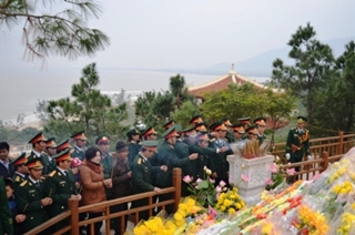 Hàng nghìn người viếng mộ Đại tướng ngày đầu năm