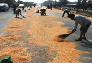 Lại tranh nhau &quot;hôi của&quot; xe tai nạn giao thông ở Đồng Nai