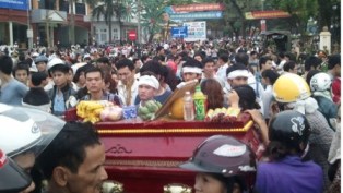 Mang quan tài diễu phố - &quot;hội chứng&quot; cần xử lý