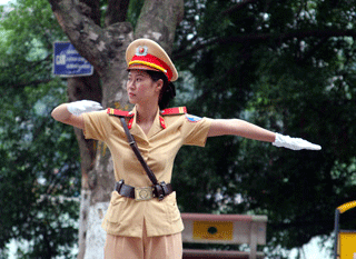 “Hình ảnh nữ Cảnh sát giao thông tận tụy được nhân dân ghi nhận”