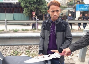 Vác đao dài 60cm &quot;dạo phố&quot;, gặp ngay 141