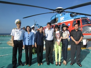 Vy Oanh hạnh phúc đến Trường Sa chúc tết chiến sĩ