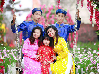 Giới trẻ Hà Nội thích thú trào lưu chụp ảnh áo dài đón Tết
