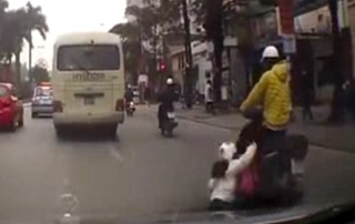 Ngủ gật trên xe máy, bé 3 tuổi ngã thiệt mạng