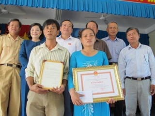 Chủ tịch nước khen ngợi 2 gia đình dũng cảm