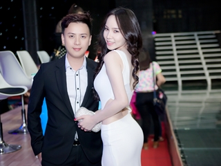 Siêu mẫu Ngọc Bích gợi cảm với váy xẻ cao