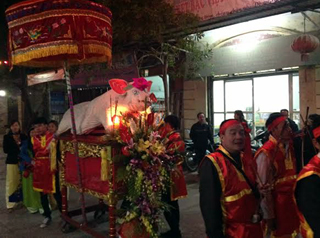 Chen nhau xem lễ rước &quot;Ông Lợn&quot; làng La Phù
