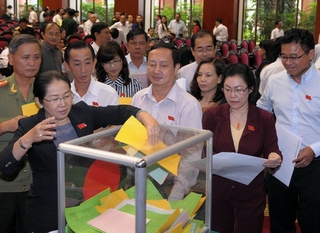 Quốc hội tạm dừng lấy phiếu tín nhiệm