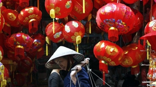 Đã có “lệnh” dỡ bỏ đèn lồng in chữ nước ngoài