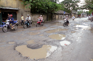 Sẽ xử lý trách nhiệm nhà thầu để xe quá tải “băm” đường