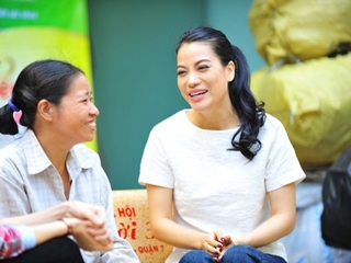 Trương Ngọc Ánh quyên sách cho người nghèo