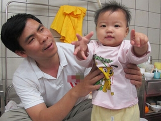 Cứu sống bé 10 tháng bị sởi biến chứng hiếm gặp
