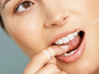 Nên hay không nên xỉa răng sau khi ăn?