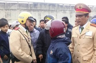 Đình chỉ hai cảnh sát giao thông vụ &quot;đâm người nhập viện&quot;