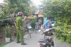 Mâu thuẫn khi vui đùa, dùng súng bắn vào má bạn gái