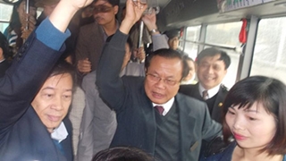 Bí thư Hà Nội đứng chờ xe buýt dưới mưa