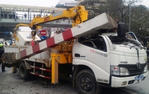 Hà Nội: Cổng thép trên cầu vượt bị xe cẩu húc bay