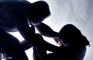 &quot;Quan hệ&quot; với con riêng để trả thù vợ