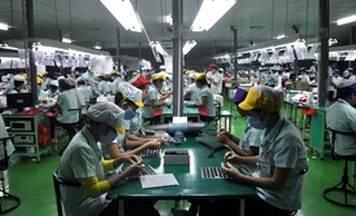 Lắp ráp điện tử: Mù mờ thông tin về độc hại