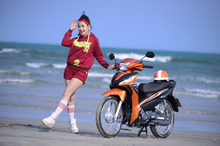  Hotgirl Chipu khoe dáng cùng xe máy mới