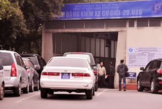 Ôtô bẹp đầu vẫn “lọt cửa” đăng kiểm